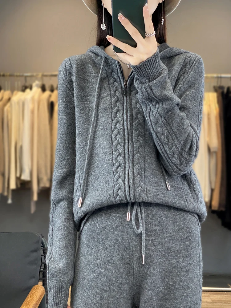 Plant Parent Hoodie - ชุดคาร์ดิแกนมีฮู้ดผ้าแคชเมียร์แท้สำหรับผู้หญิง 2 ชิ้น พร้อมเสื้อสเวตเตอร์ทรงหลวมลายดอกบิดเกลียว และกางเกงขายาวทรงกว้าง ผสมผสานผ้าขนสัตว์